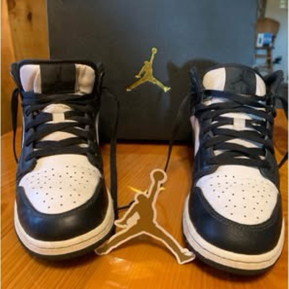 Air Jordans 1 Mid SE (GS) - Picture 1 of 7